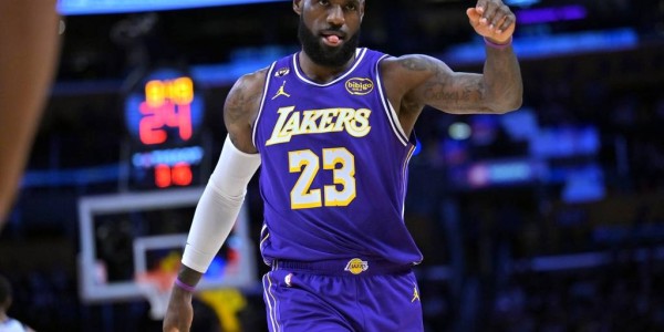 出场就是神！詹姆斯单核领军砍三双 揽下湖人前23分