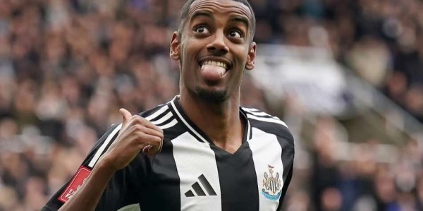 1.4亿豪赌！纽卡疯狂引援背后藏玄机，利物浦偷乐：伊萨克离队倒计时？