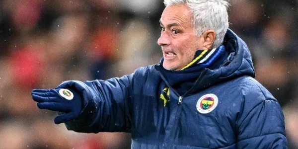 62岁穆帅现身巨龙球场，眼含热泪一直挥手，球迷：派头还是那么足