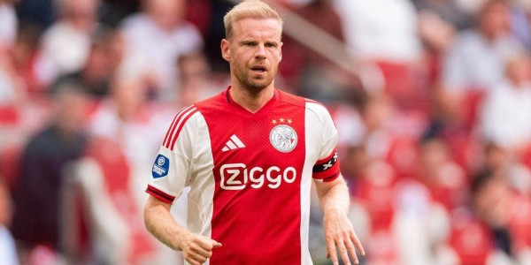 33岁曼联前锋韦格霍斯特利助阿贾克斯欧冠连胜3轮