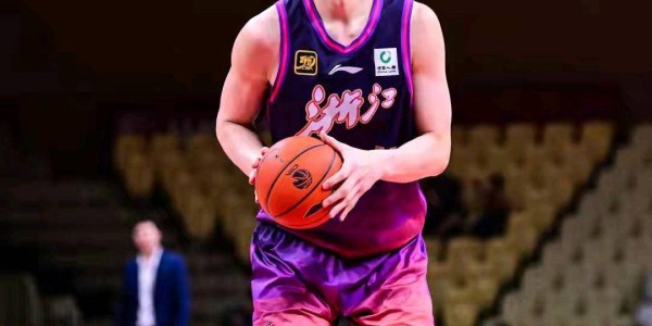 余嘉豪签约西甲三年，首季租借西乙，月薪仅2000欧，损失千万令人惋惜