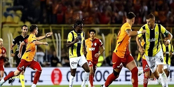 穆里尼奥输球，加拉塔萨雷主场压制，球迷全城助威